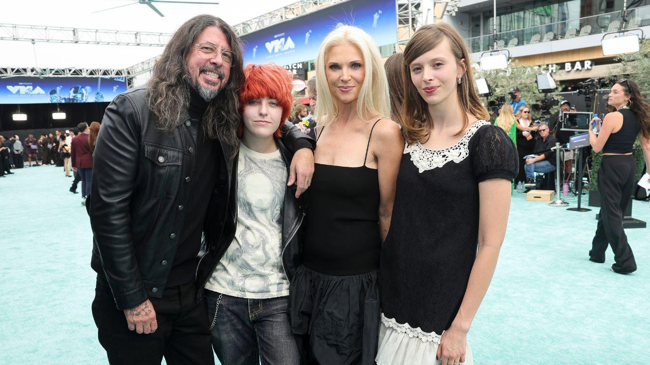 pic of Dave Grohl & his family. 