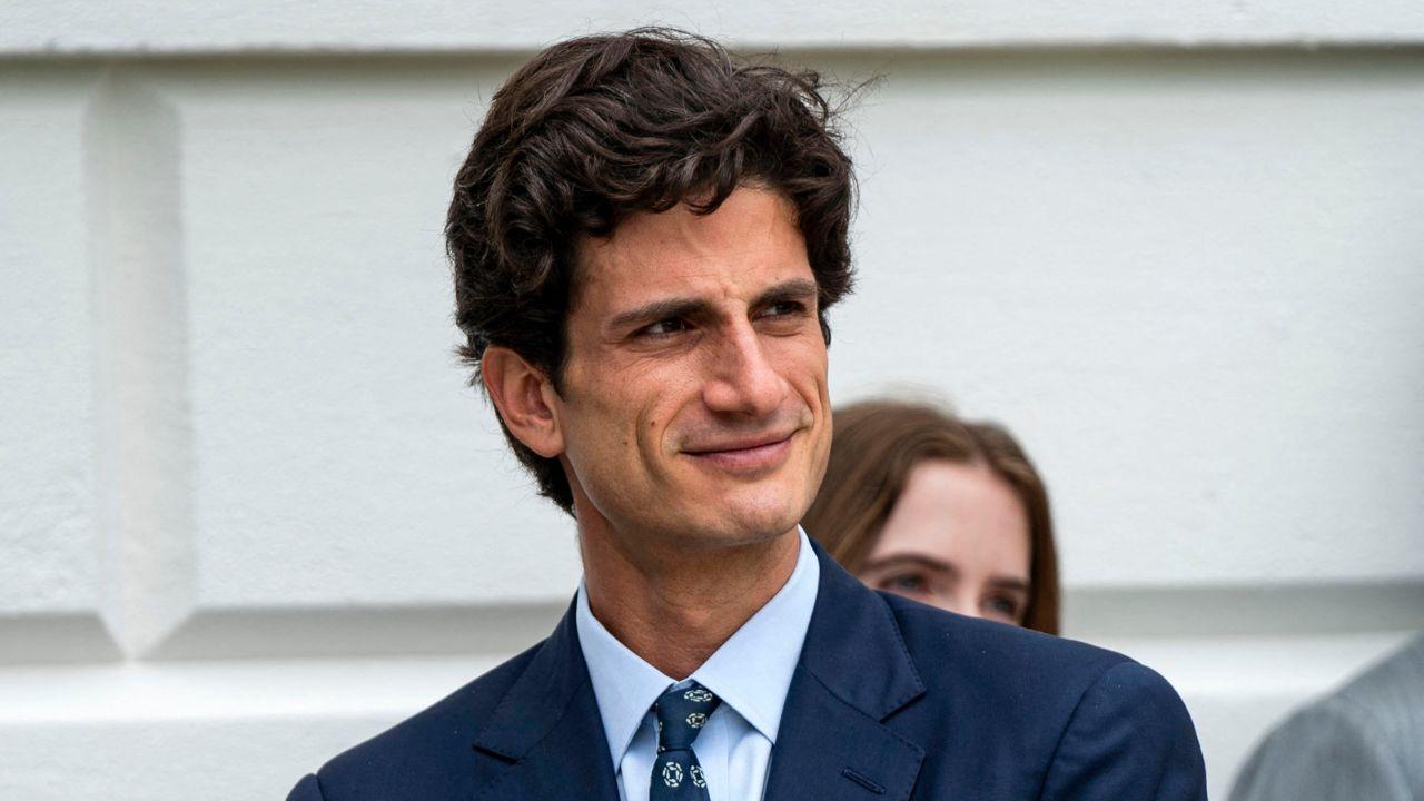 image of Schlossberg used a 'People' interview to beg for a relationship.
