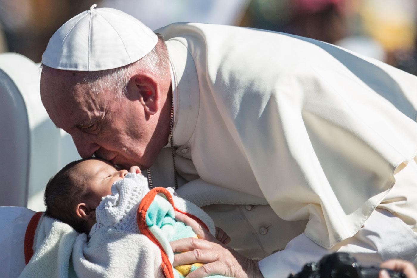 pope francis encourages breastfeeding in church 03