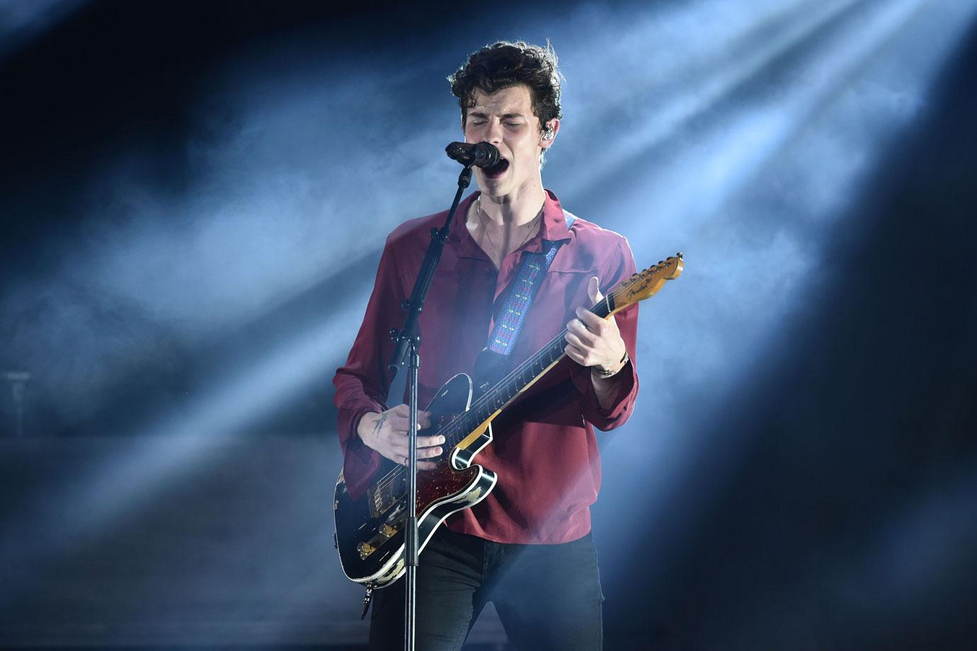 Shawn mendes performing