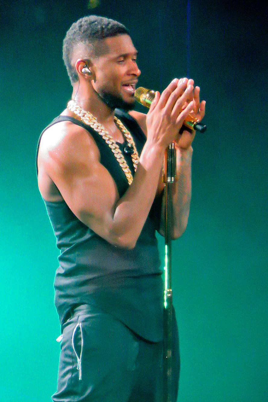 Usher Raymond shows off ripped arms during &#8216;UR Experience&#8217; Toronto Tour Stop