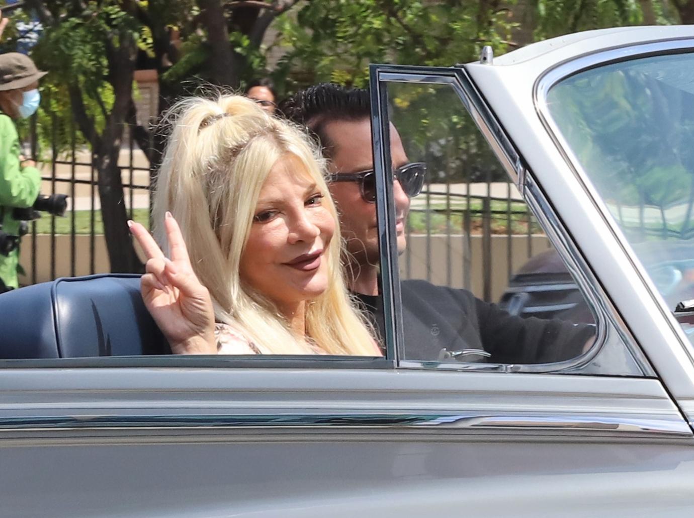 tori spelling rides shotgun jay leno