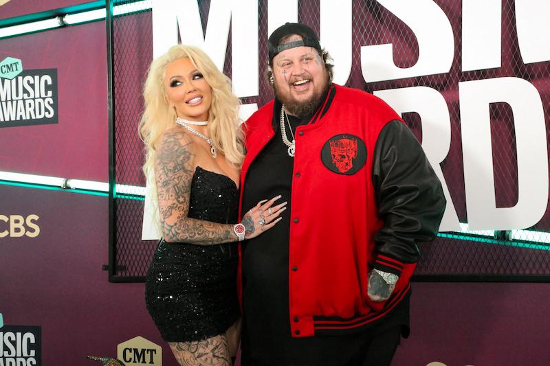 jelly roll wife bunnie xo pose cmas