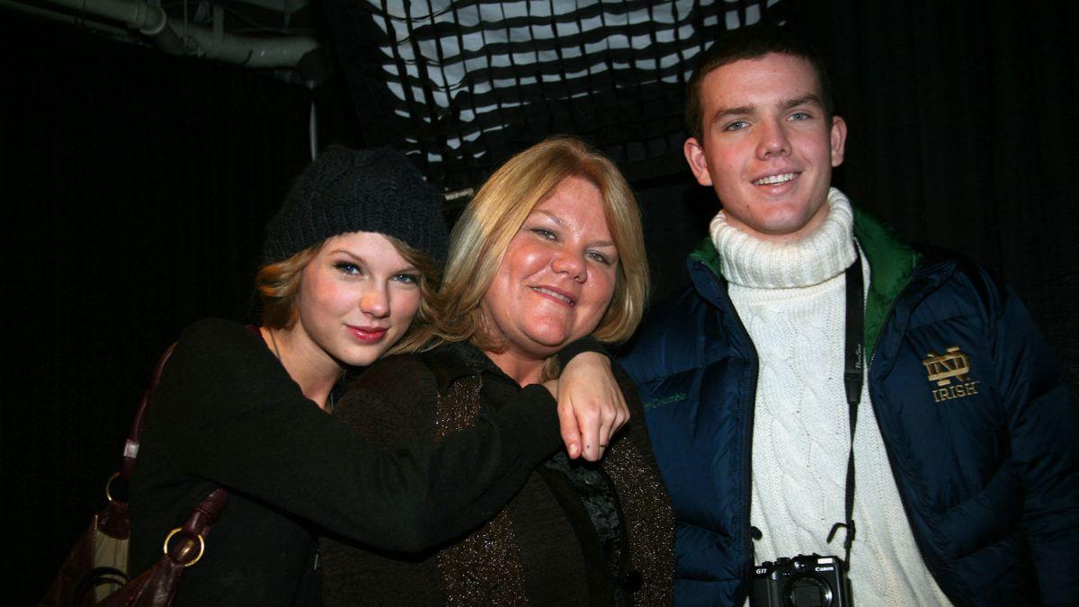 taylor swift family parents brother