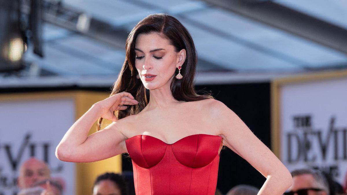 Photo of Anne Hathaway.