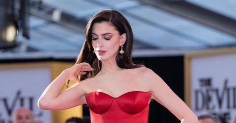 Photo of Anne Hathaway.