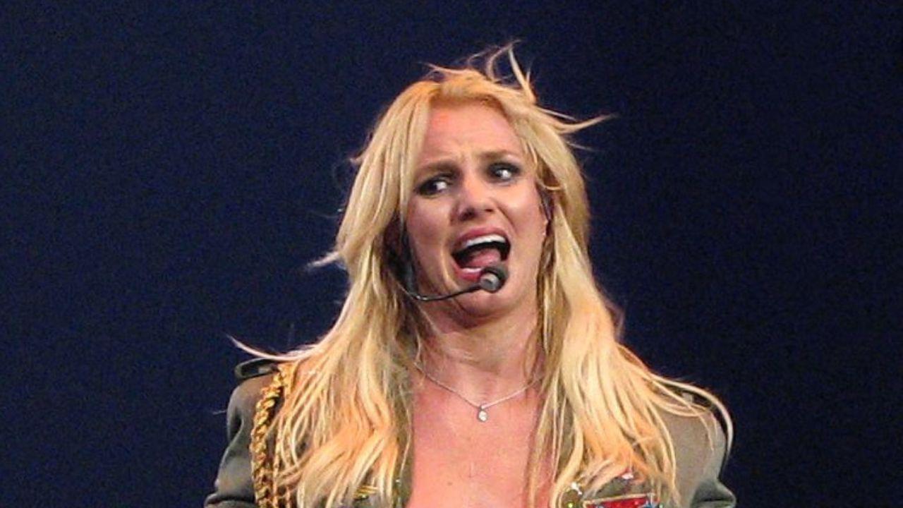 image of The singer wore a mint-green dress, a dark coat, a white lace scarf and oversized black sunglasses