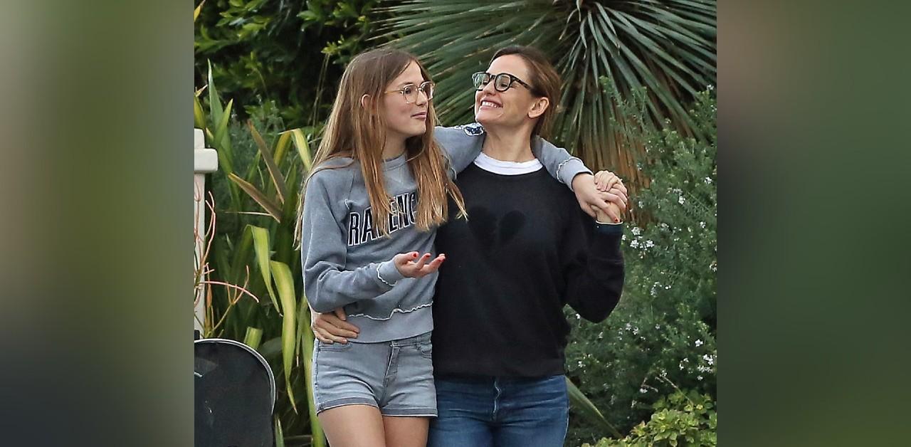 Jennifer Garner & Look-Alike Daughter Violet, 17, Run Errands Together