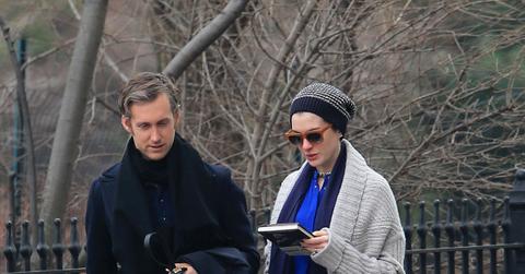 Ok_11013_photo_anne hathaway adam schulman walk esmeralda_