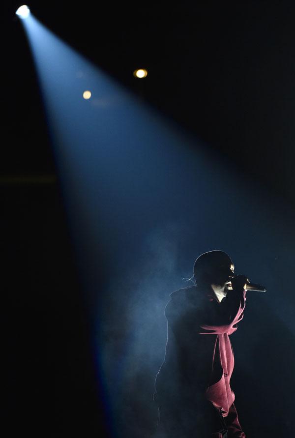 Kanye west performing at the 2015 grammy awards 02