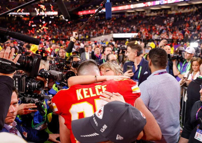 travis kelce kisses taylor swift cooking