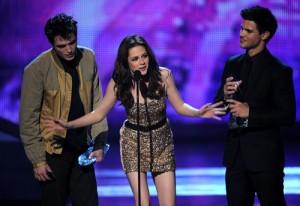 2011__02__Robert_Pattinson_Kristen_Stewart_Taylor_Lautner_Feb7newsnea 300&#215;206.jpg