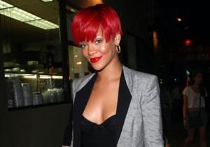 2010__08__Rihanna_Aug11_502MAIN 300×210.jpg