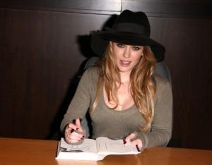 2010__10__Hilary_Duff_Oct20_95 300×234.jpg