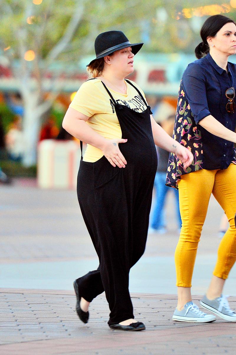 EXCLUSIVE: *PREMIUM EXCLUSIVE RATES APPLY* A very pregnant Kelly Clarkson spotted enjoying a day at Disneyland in Anaheim, CA