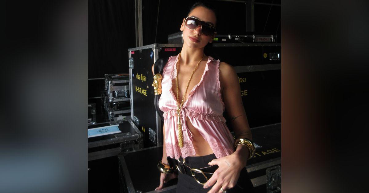Image of Dua Lipa flashed her chest in a skimpy top.