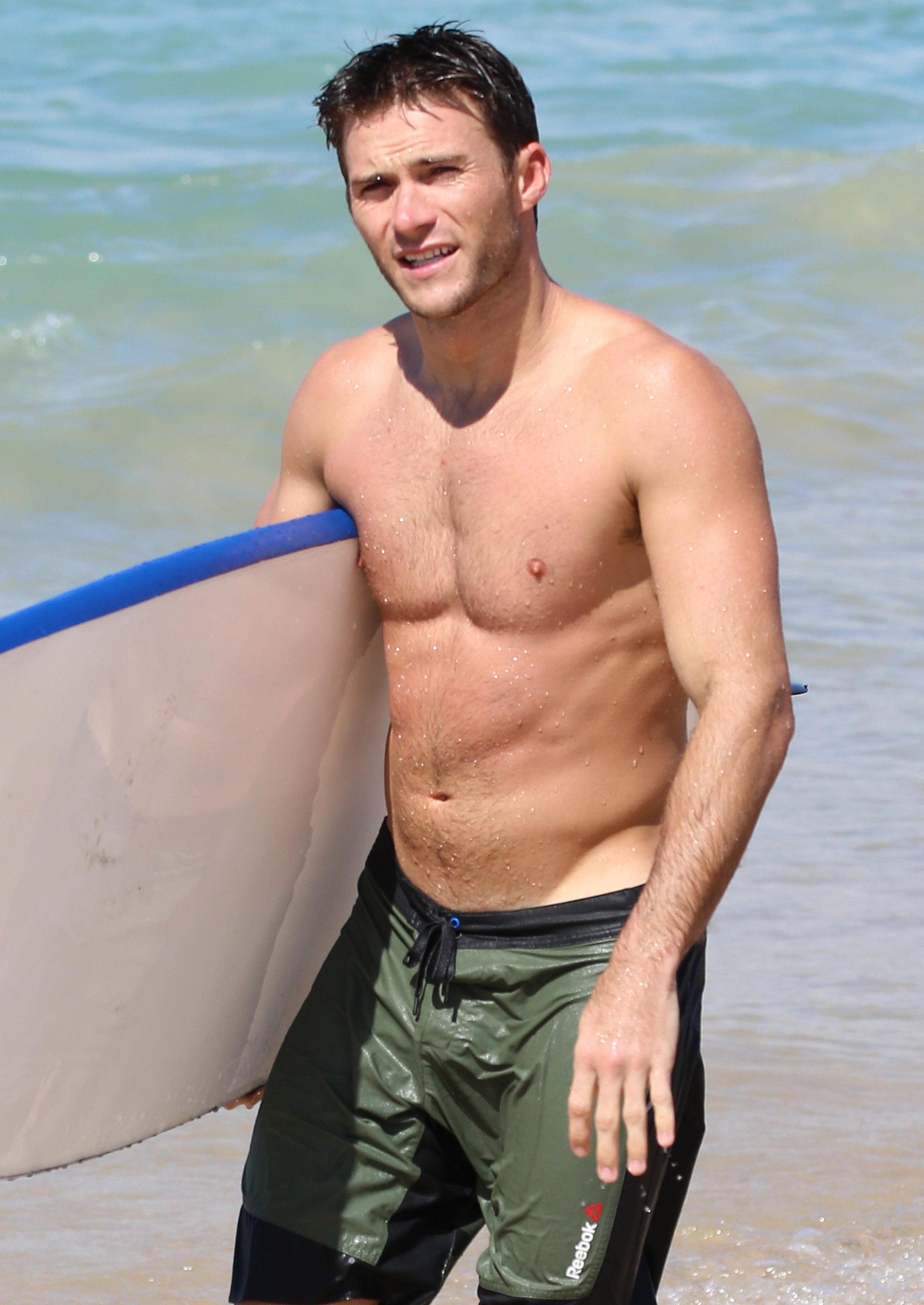 Scott Eastwood Shows Off His Ripped Abs At Beach Shoot See The Hot