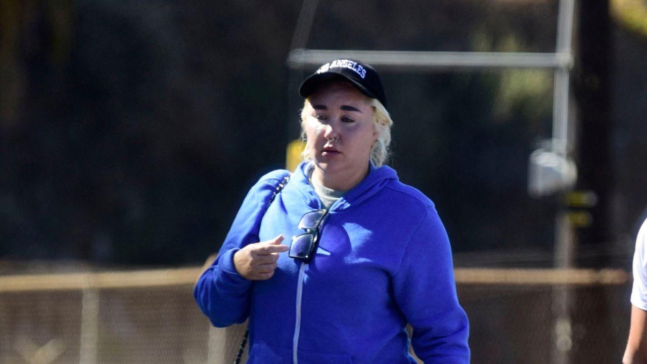 image of Amanda Bynes stepped out for a casual coffee run with boyfriend Zachary Khan.