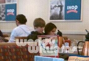 2010__12__Justin_Bieber_Selena_Gomez_Dec15newsneb.jpg