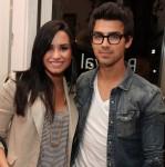 2010__05__Demi_Lovato_Joe_Jonas_May24newsne 149×150.jpg