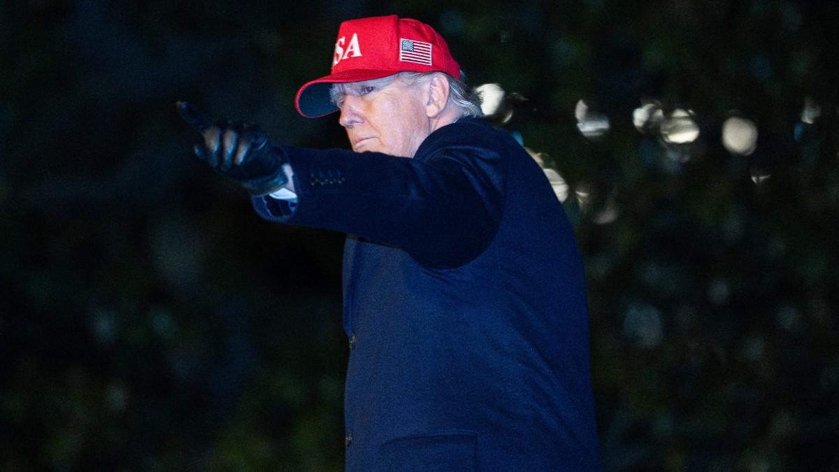 image of Jon Stewart previously made fun of Donald Trump's apparel while in the war room. 