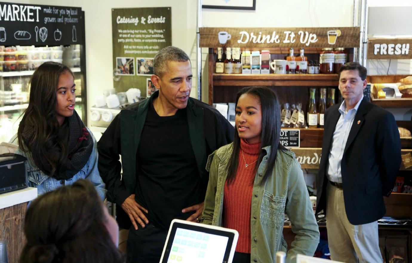 Don't be surprised if Sasha Obama was looking at celeb gossip magazines while shopping with dad.