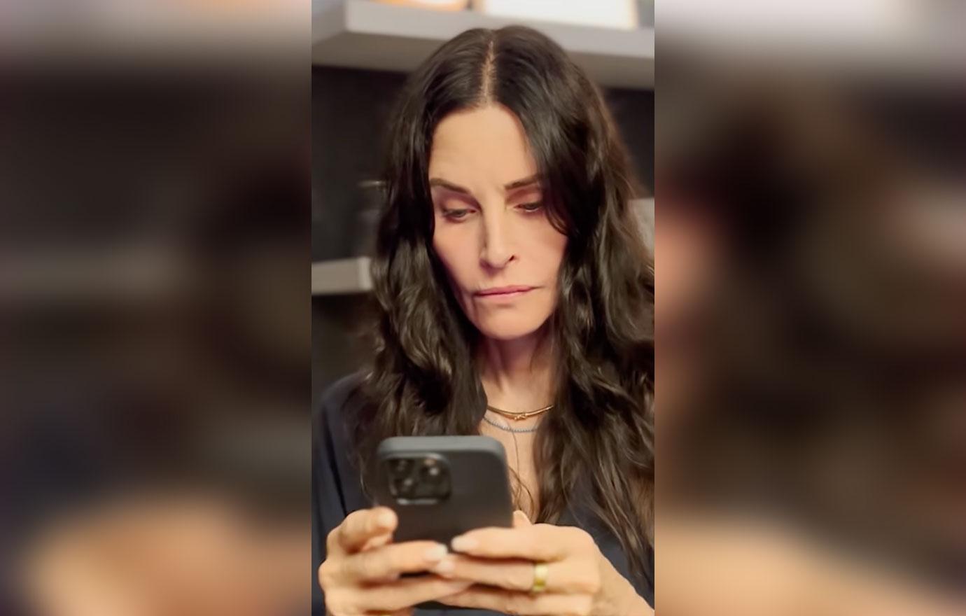 courteney cox mocks kanye west after he says friends is not funny