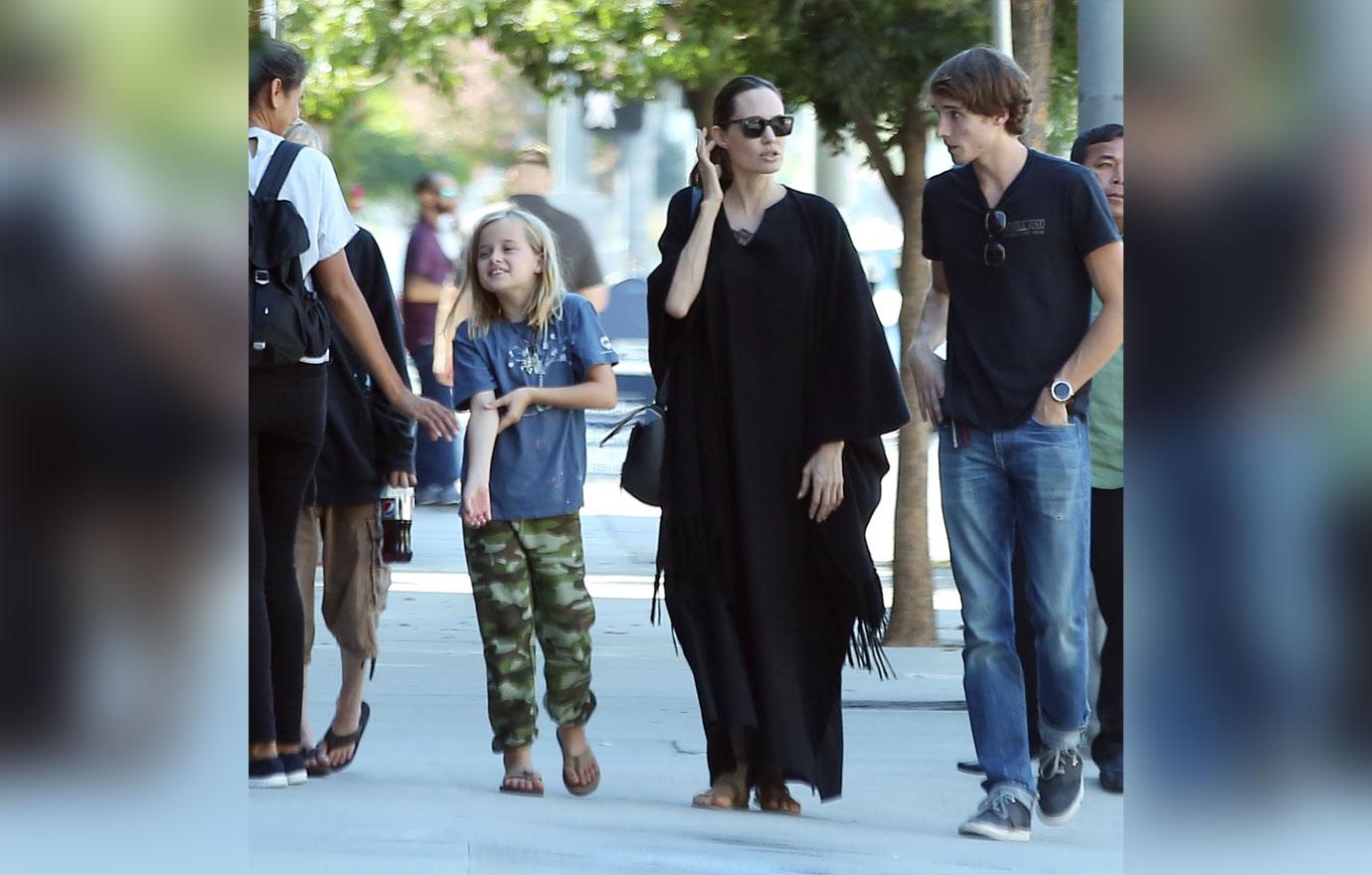 *PREMIUM EXCLUSIVE* Angelina Jolie takes her kids and other friends out for lunch