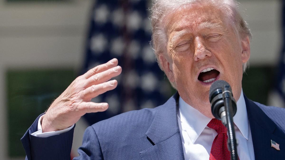 image of Donald Trump has been posting in the middle of the night. 