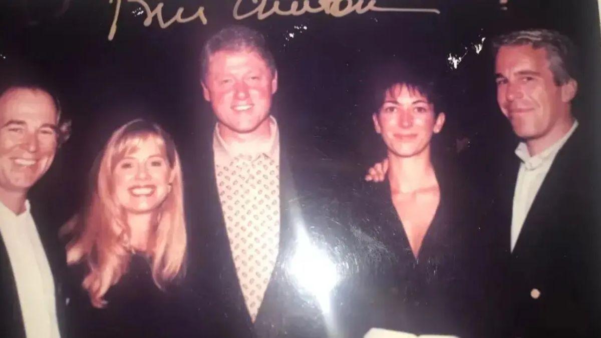 Photo of Despite being seen in multiple photos with Jeffrey Epstein, Bill Clinton said he did and saw 'nothing wrong.'