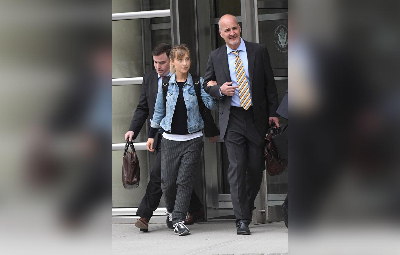 smallville allison mack begins  year prison sentence weeks early recruiting women nxivm sex cult