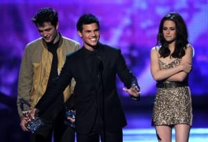 2011__02__Taylor_Lautner_Robert_Pattinson_Kristen_Stewart_Feb2newsnea 300&#215;205.jpg