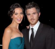 2010__08__dave_annable_odette_yustman_feb19 225×201.jpg