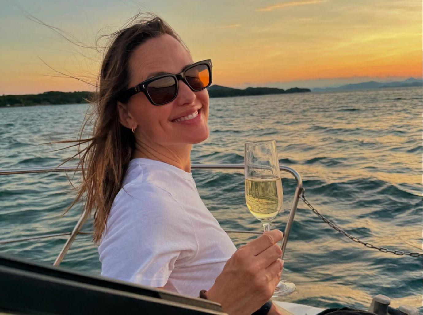 jennifer garner gorgeous vacation photos ben affleck reunites jennifer lopez birthday