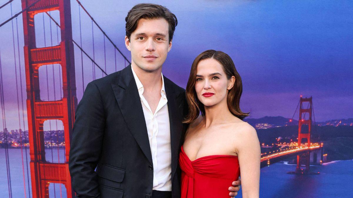 Image of Nick Robinson and Zoey Deutch are starring in 'Voicemails for Isabelle.'