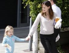 2010__03__Jennifer_Garner_March2_0860main 225&#215;174.jpg