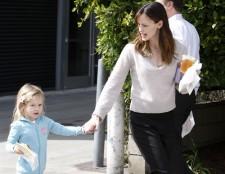 2010__03__Jennifer_Garner_March2_0860main 225×174.jpg