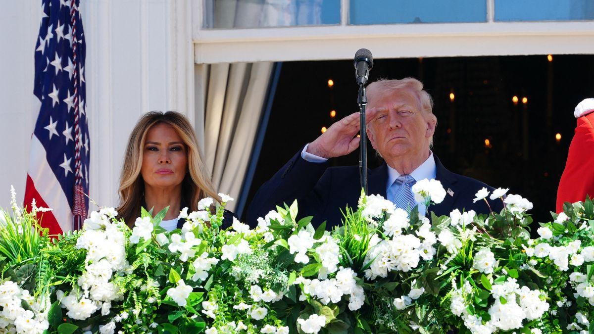 Photo of Donald Trump didn't appear to know where his wife does while she stood next to him at the microphone.