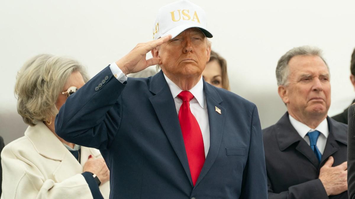 image of Donald Trump frequently falls asleep in meetings. 