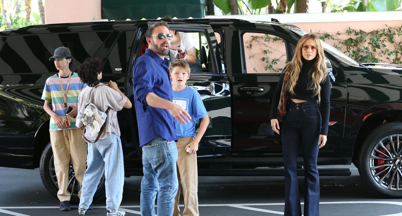 ben affleck jennifer lopez cant keep hands off each other