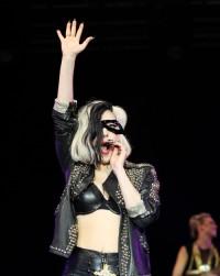 2011__05__Lady_Gaga_May31newsnea 200×300.jpg