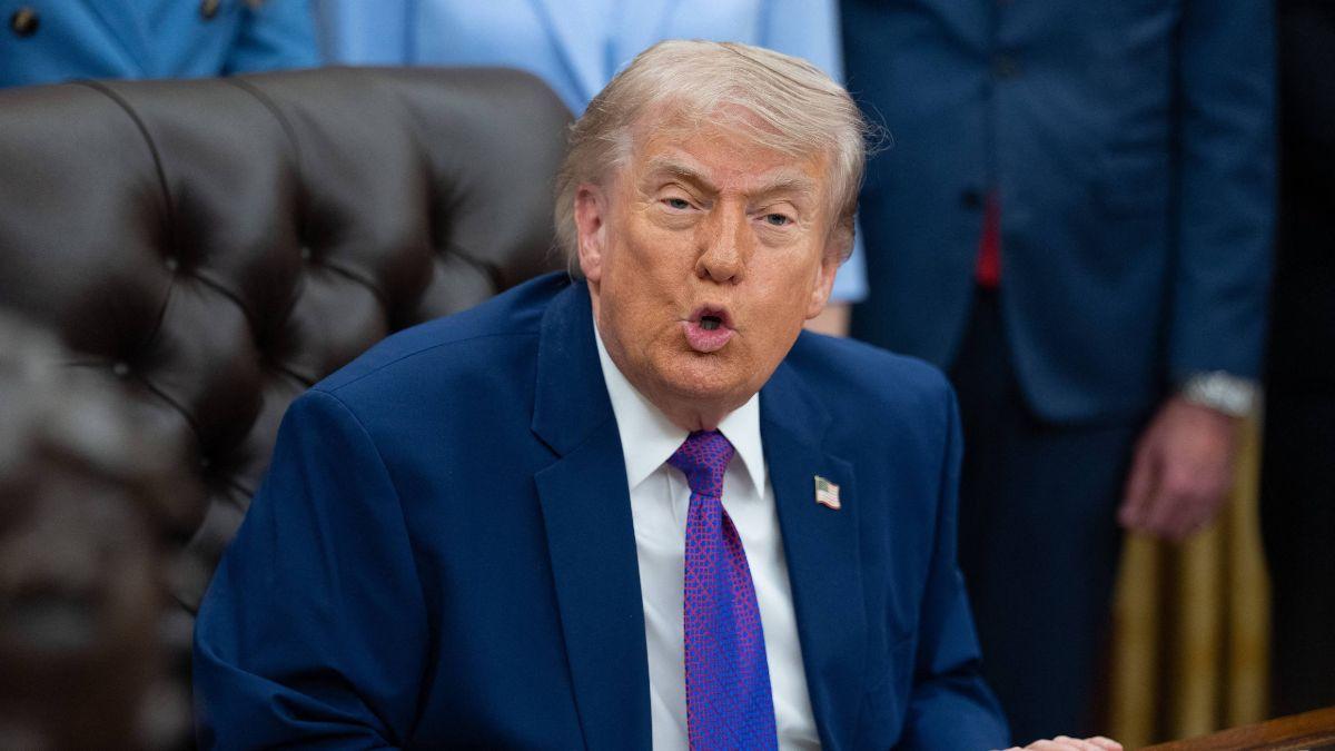 Image of Fans booed Donald Trump after he appeared on the arena screen.