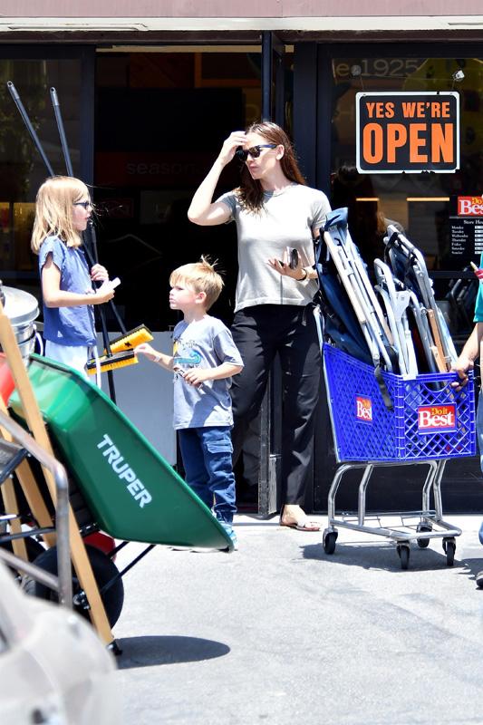 Jennifer Garner stocks up for the 4th of July at the Hardware Store