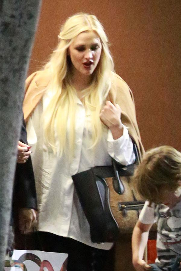 Ashlee simpson celebrates 31st birthday 02