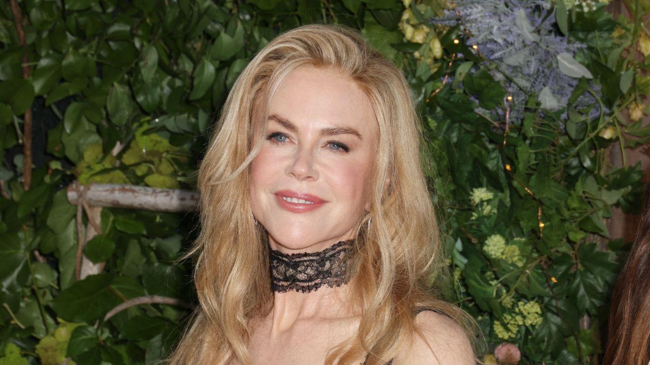 Image of The actress arrived on set despite appearing visibly ill.