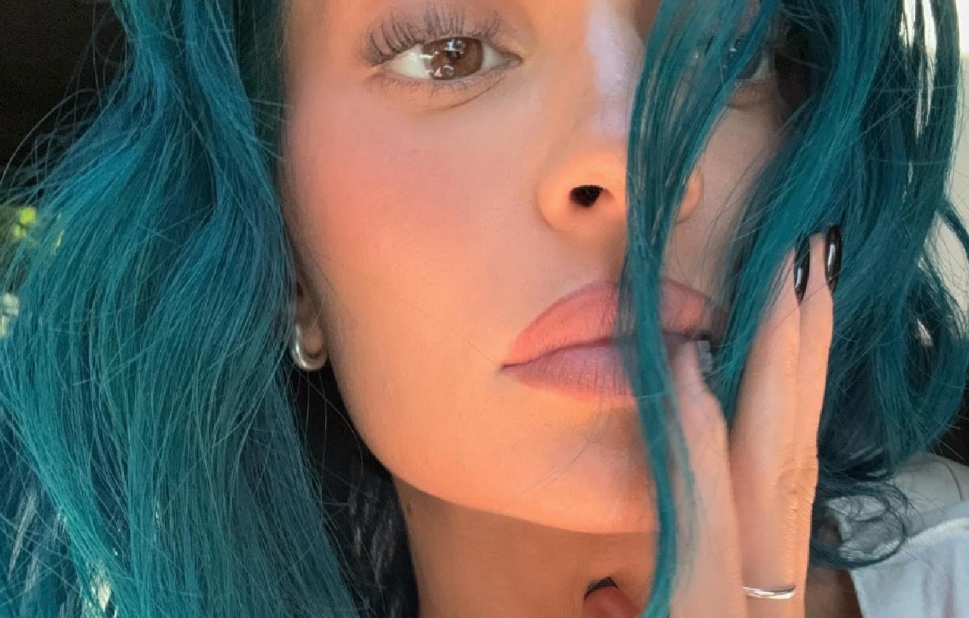 kylie jenner back to black showing off pink blue hairstyles photos