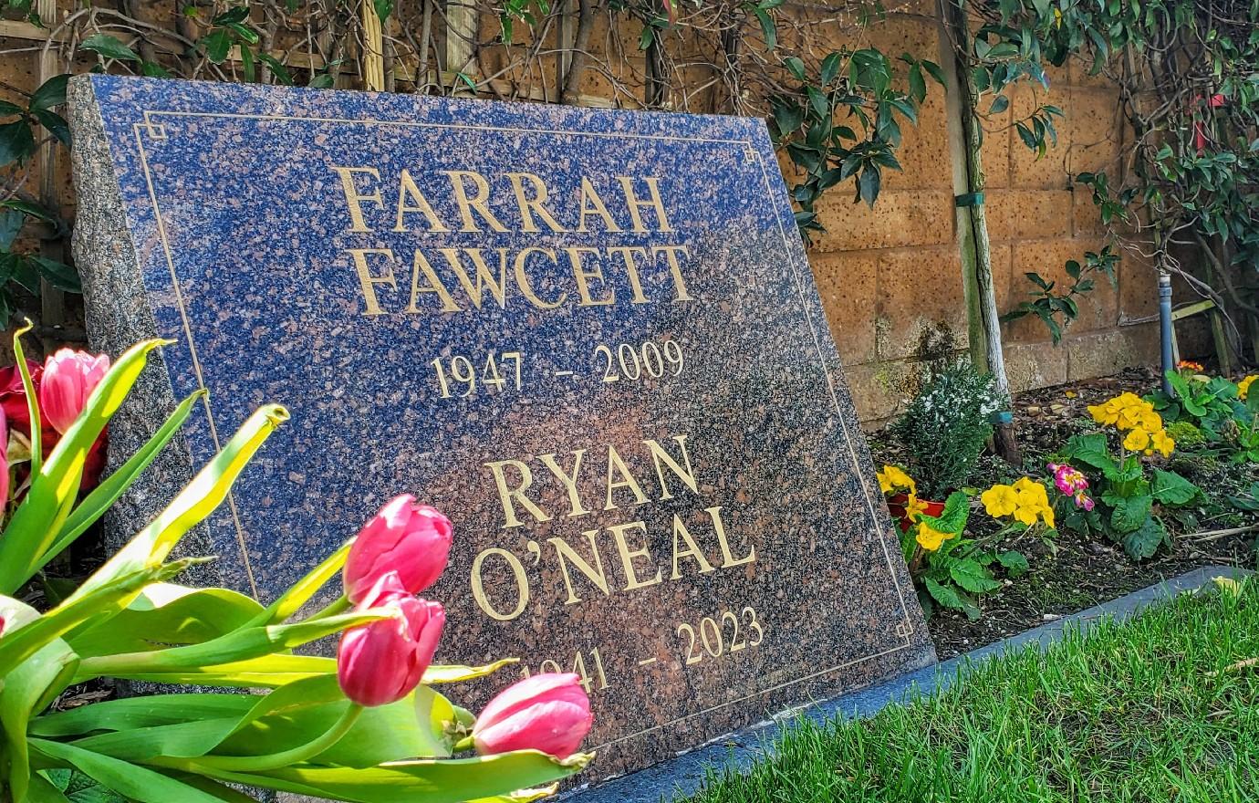 farrah fawcett died arms love of her life ryan oneal pal reveals