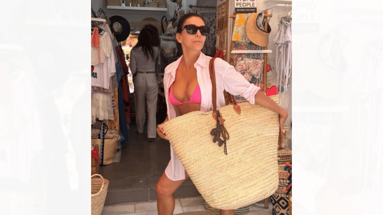 Image of Eva Longoria joked 'Do you want a tip?' while her friend rubbed sunscreen on her back.