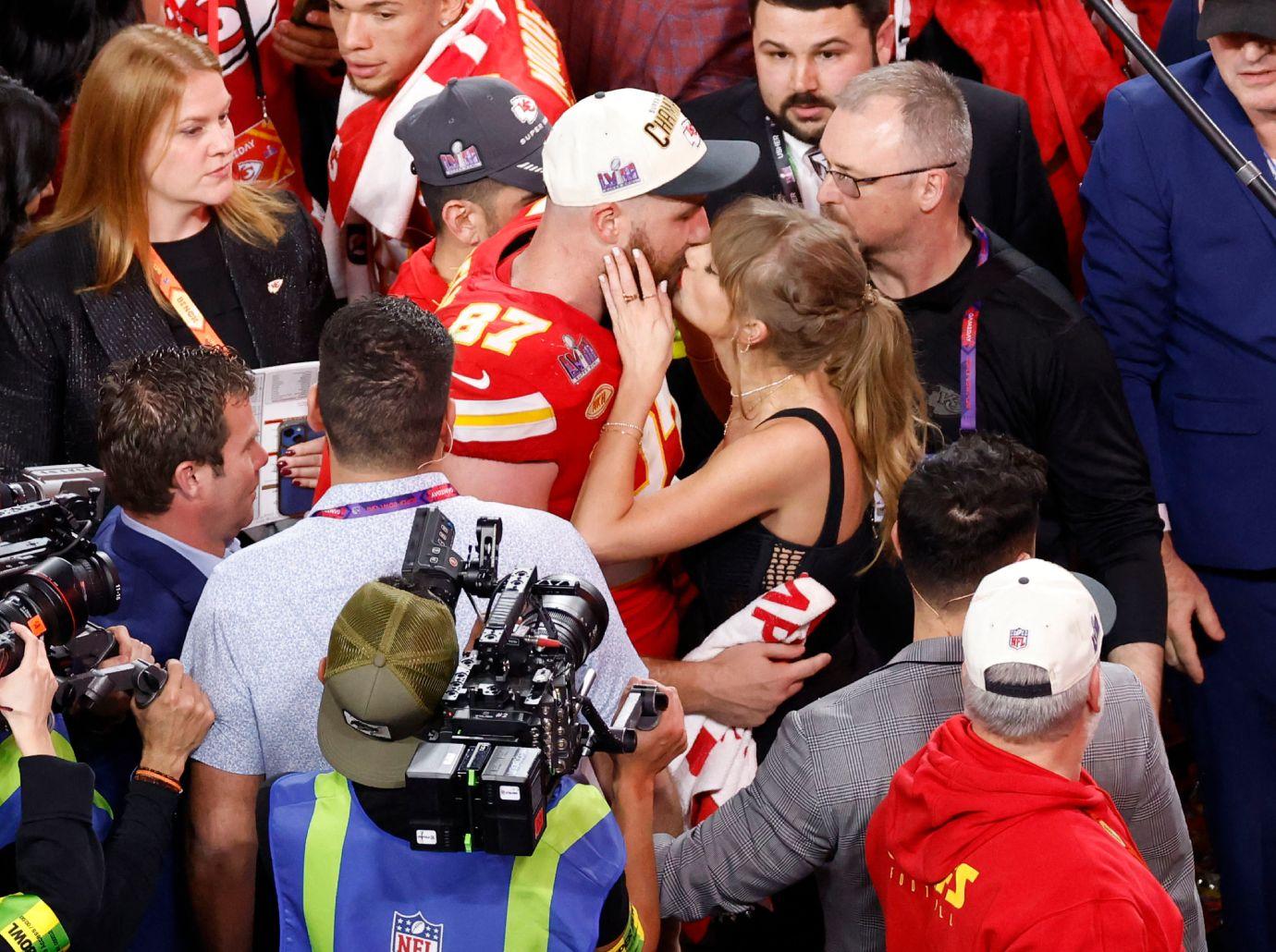 taylor swift travis kelce affectionate kissing patrick mahomes gala