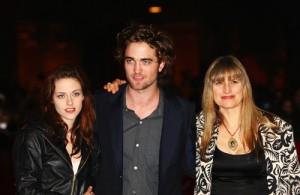 2011__03__Kristen_Stewart_Robert_Pattinson_Catherine_Hardwicke_March3newsneb 300×195.jpg